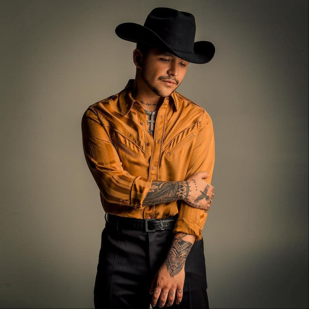 Fan de Christian Nodal se queda por accidente con un anillo del cantante