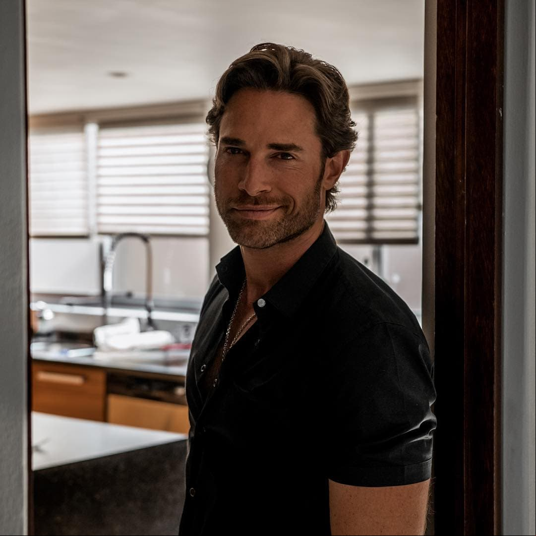 Sebastián Rulli enciende Instagram en muy poca ropa