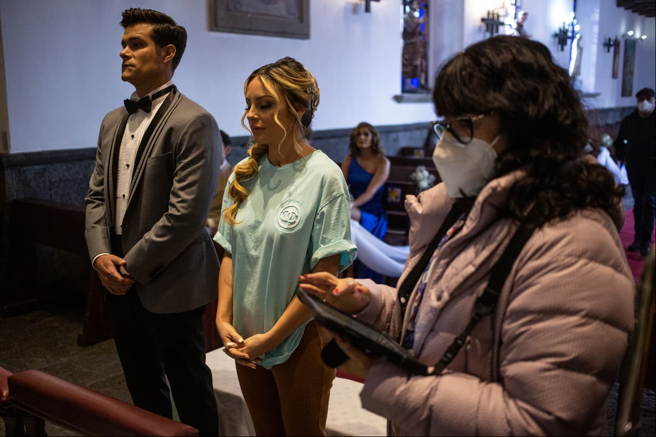Previo a lucir el vestido de novia, Gema, acompañada de Brandon, ensayan la escena.
