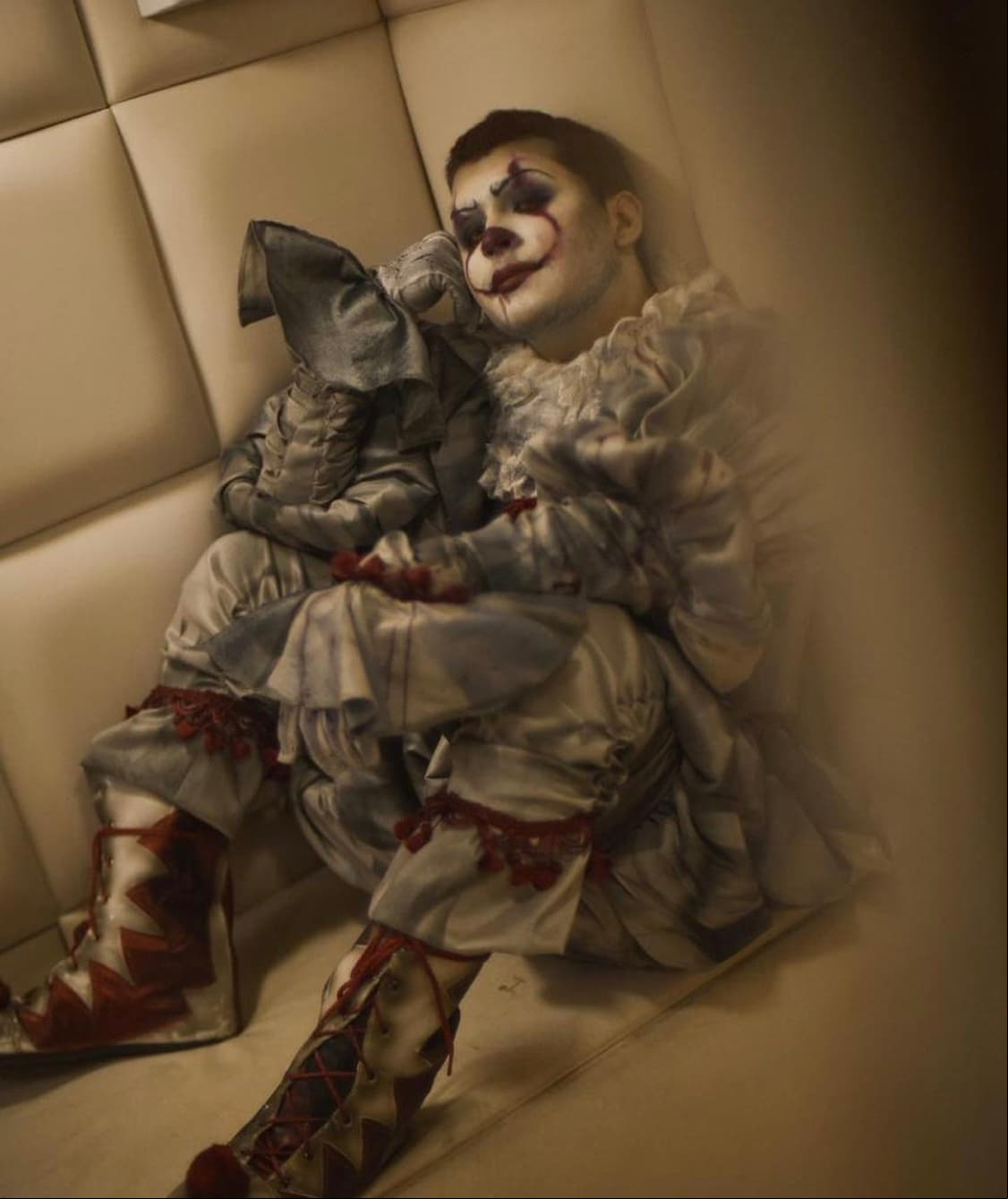 Curiosamente, el cantante Christian Nodal, quien es pareja de Belinda desde hace algunos meses, también eligió vestirse del mismo payaso, el cual apareció por primera vez en la novela de terror 'It', del escritor estadounidense Stephen King.