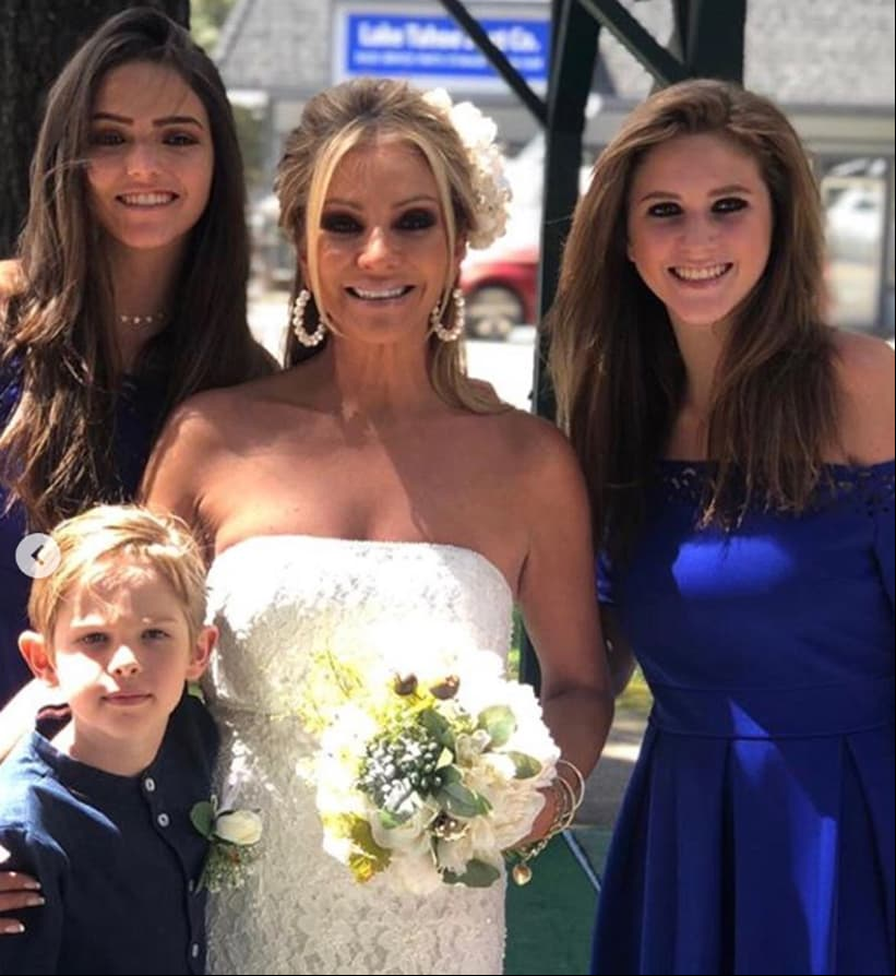 Como era de esperarse, Castro estuvo acompañada de tres hijos en uno de los eventos más importantes en su vida, la renovación de votos junto a su marido, Gustavo Díaz Ordaz III, para celebrar sus 20 años de matrimonio, en julio de 2019.