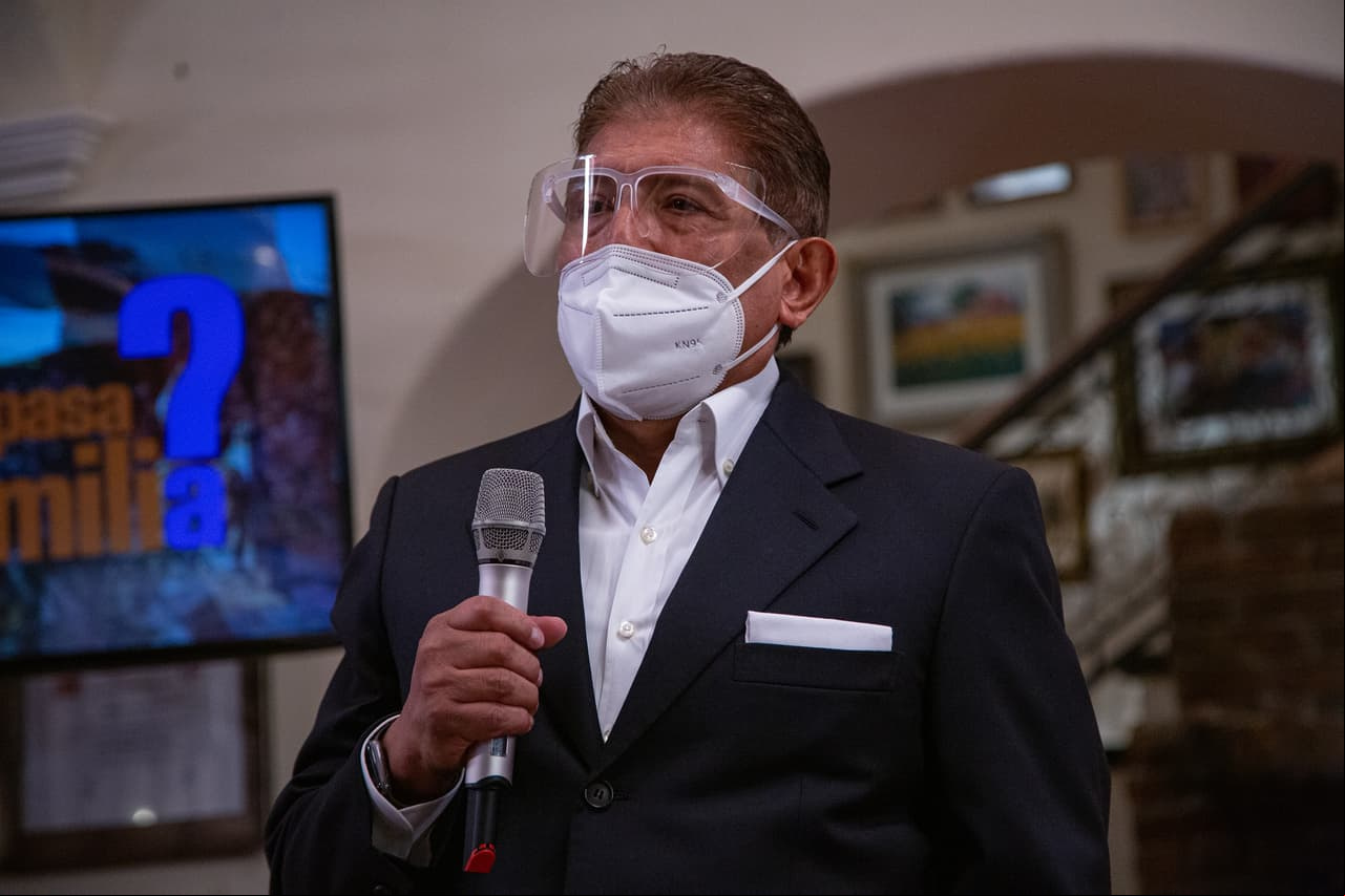 Juan Osorio, productor de la telenovela, agradeció a Televisa y a Dios por poder estar en la presentación tras haber padecido Covid-19: "Dios me ha dado la oportunidad de estar rodeado este gran talento, de los técnicos y de la empresa. Qué honor es estar aquí".