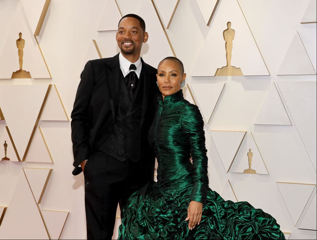 Will Smith, quien está nominado al Oscar por su participación en la película ‘King Richard’, y su esposa Jada Pinkett Smith lucieron fabulosos en la alfombra roja y es que mientras el actor caminó con un diseño de la colección de alta costura de Jean Paul Gaultier, diseñada por Glenn Martens, su esposa impactó con un vestido esmeralda con cola de sirena.