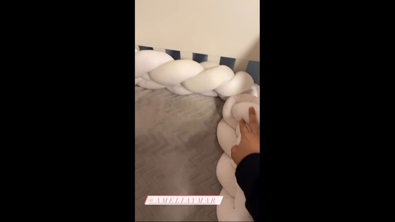 Tania Rincón dejó ver que su parte favorita de la cuna era la trenza que puso alrededor como protección para su bebé. “Esta trenza que está increíble que es para proteger a los niños, la amé. Casi todo es de Patricio, le heredó a la hermana”, detalló.