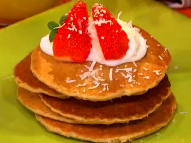 VIDEO: ¡Prepara unos deliciosos hot cakes de avena, plátano y arándano!