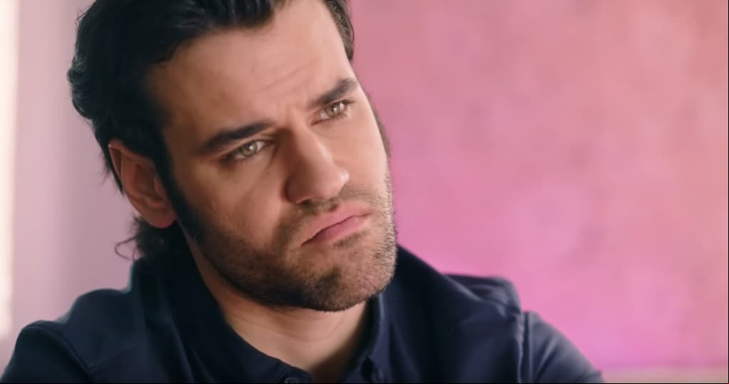 El modelo del video de Thalía es idéntico a Darren Criss