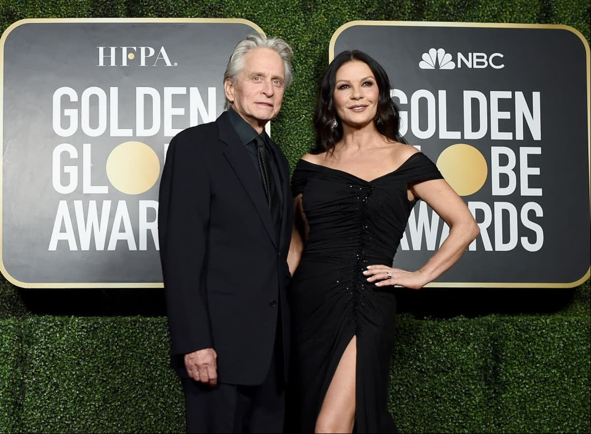 Catherine Zeta Jones y Michael Douglas. Los 25 años de diferencia entre esta pareja no ha impedido que sean felices durante sus 17 años de matrimonio. De acuerdo con la actriz, el secreto para lograrlo es ‘comprometerse, escucharse y ser amigos’, según dijo a ‘Entertainment Tonight’.