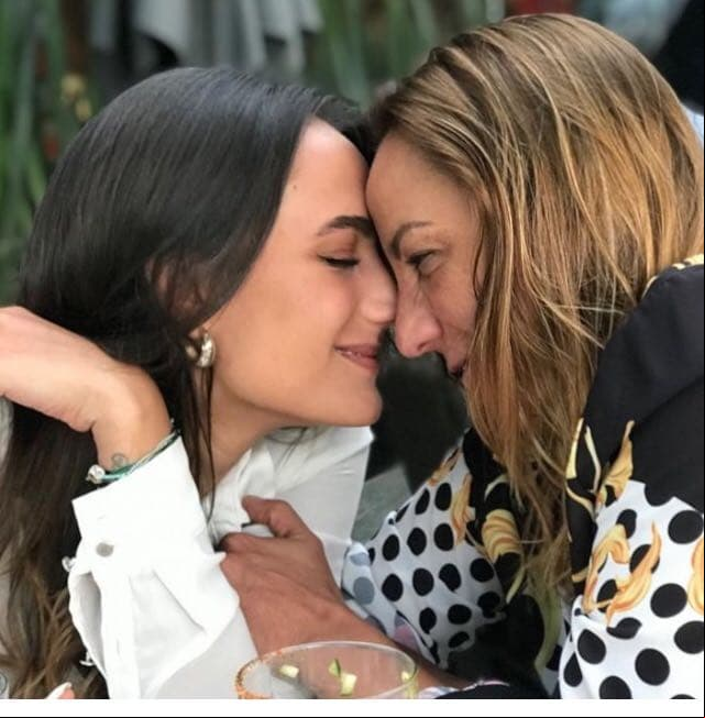 La conductora Consuelo Duval presume constantemente en sus redes sociales la estrecha relación que tiene con sus hijos Paly y Michel. Sin embargo, aunque guarda gran parecido con ambos, los rasgos de su hija Paly son su vivo reflejo.