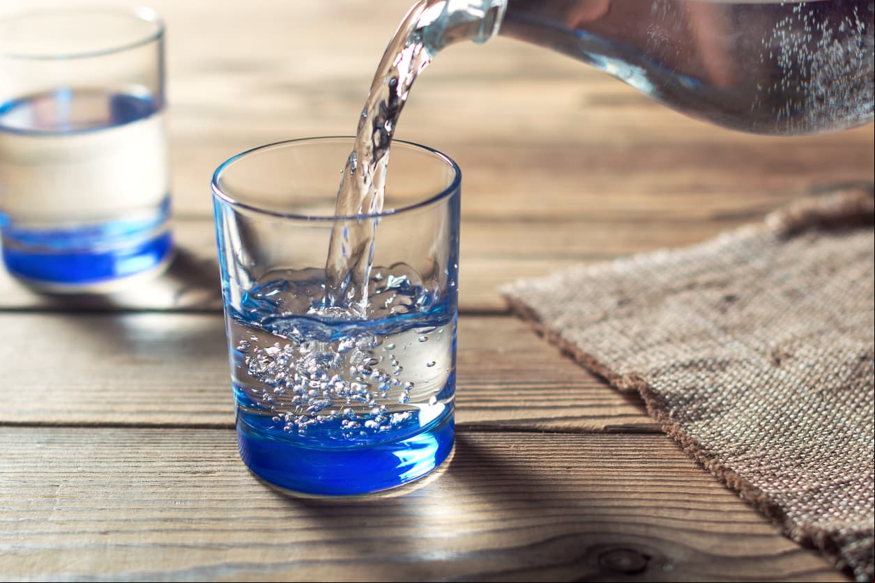 ¿El agua con gas engorda?