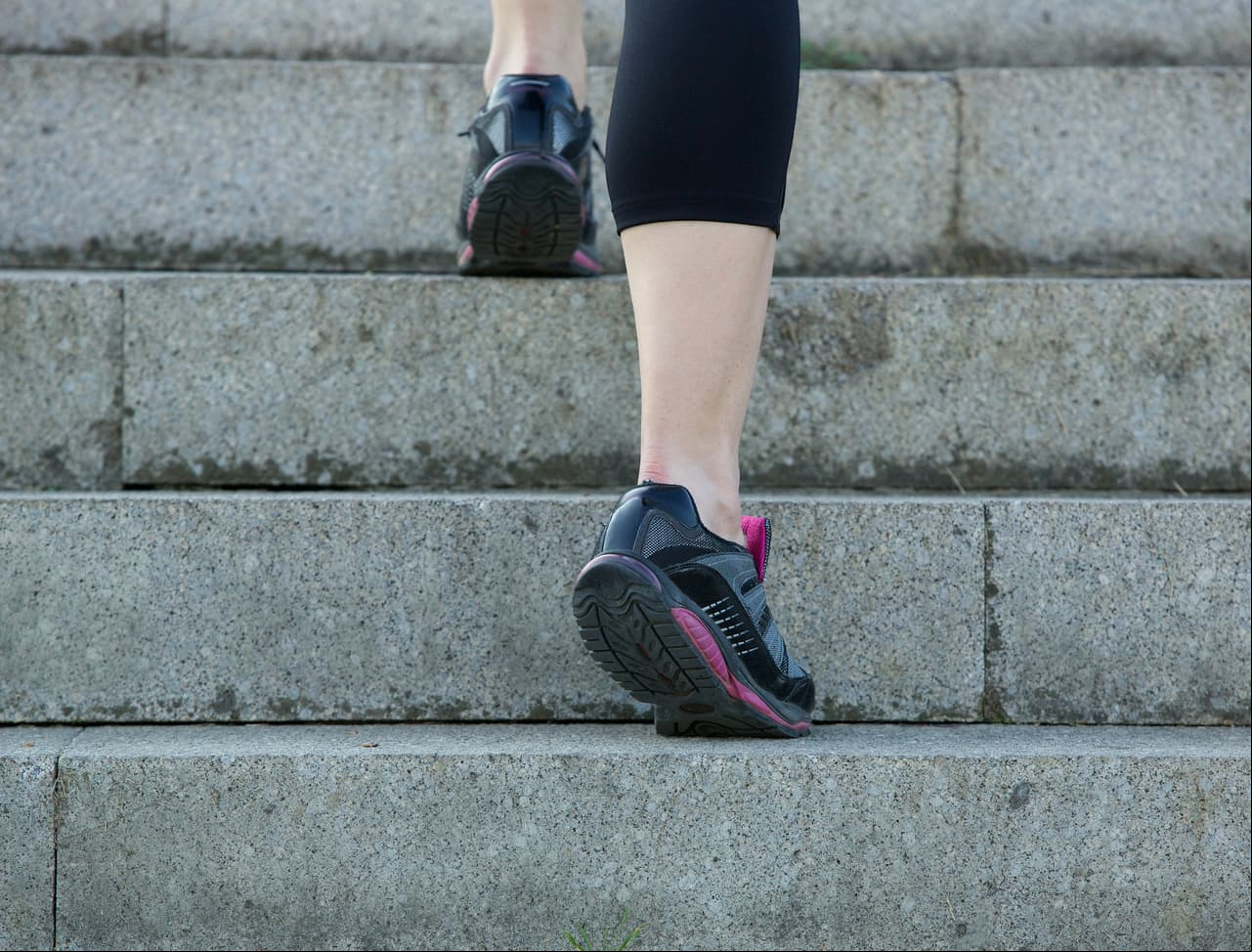 Escaleras. Sube y baja escaleras las veces que puedas. Este ejercicio, además de ayudarte a tonificar tus piernas, te permitirá mejorar tu circulación.