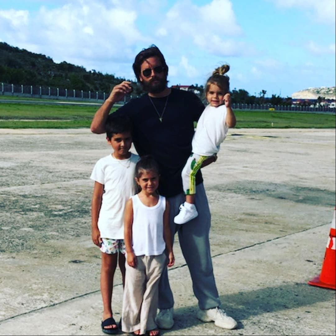 Los tres han vacacionado juntos en más de una ocasión y la hermana mayor de Kim Kardashian reveló a la revista Paper que se siente orgullosa de la buena relación que existe con la pareja.