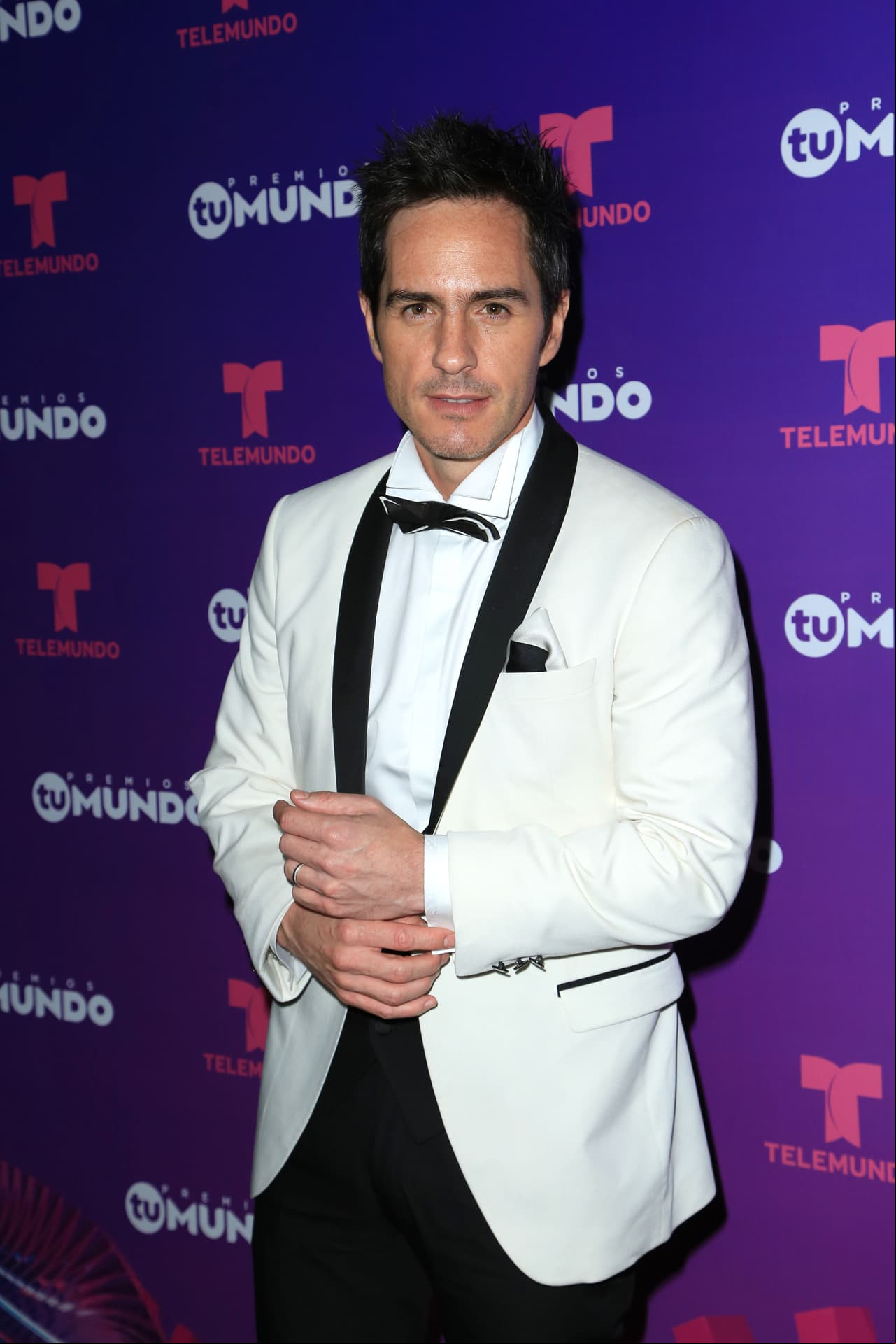 Mauricio Ochmann nació el 16 de noviembre de 1977 en Washington, DC, Estados Unidos. Los primeros años de su vida los pasó en Estados Unidos, sin embargo, tras el divorcio de su madre adoptiva, el actor emigró a la Ciudad de México.