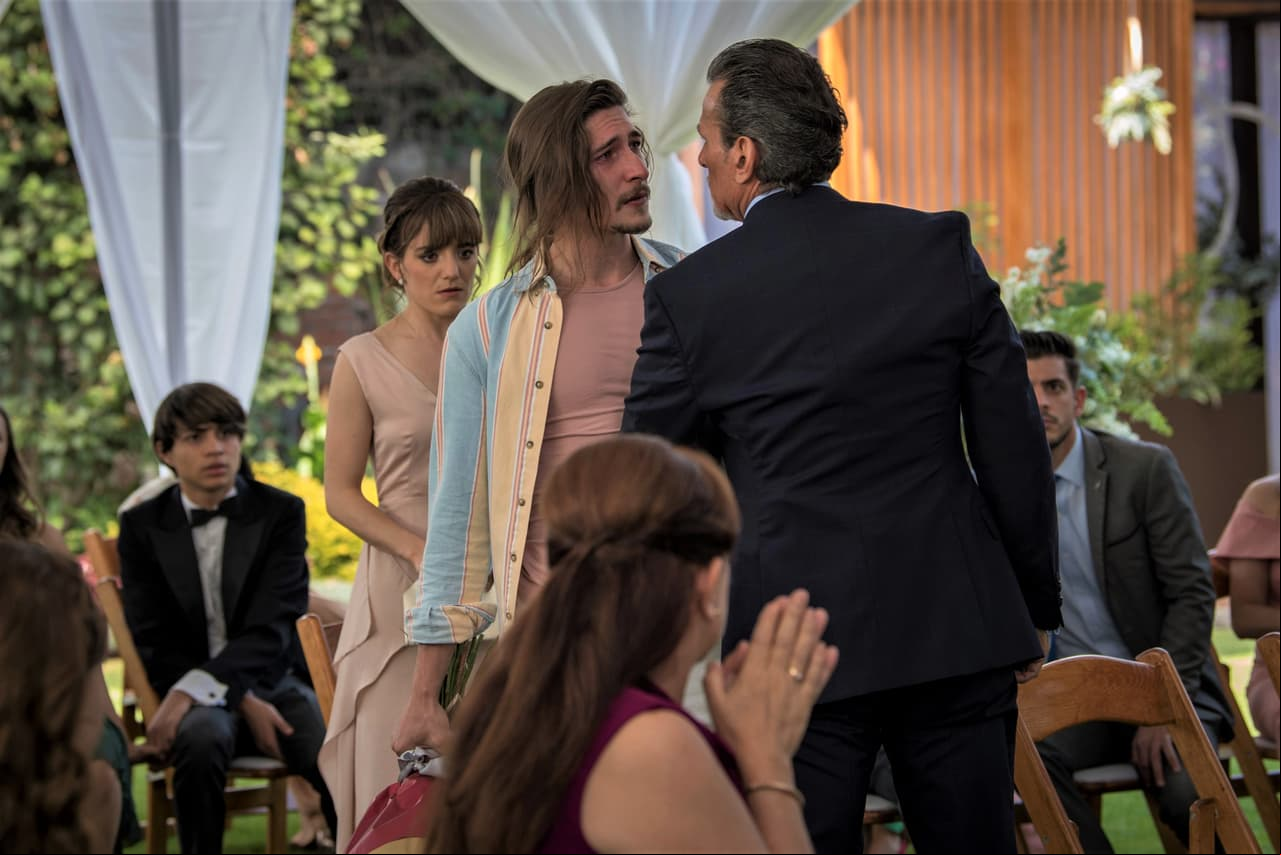 'Olmo' intenta detener a 'Gastón' y lo regaña por detener la boda.