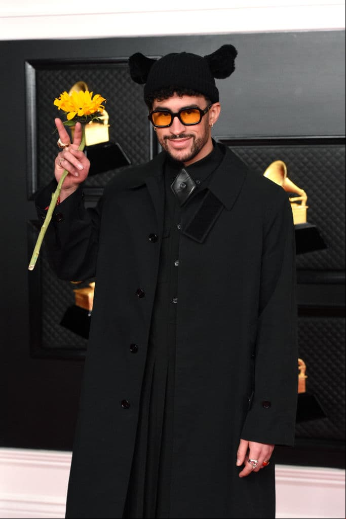 Bad Bunny apareció con un look totalmente negro de Burberry.