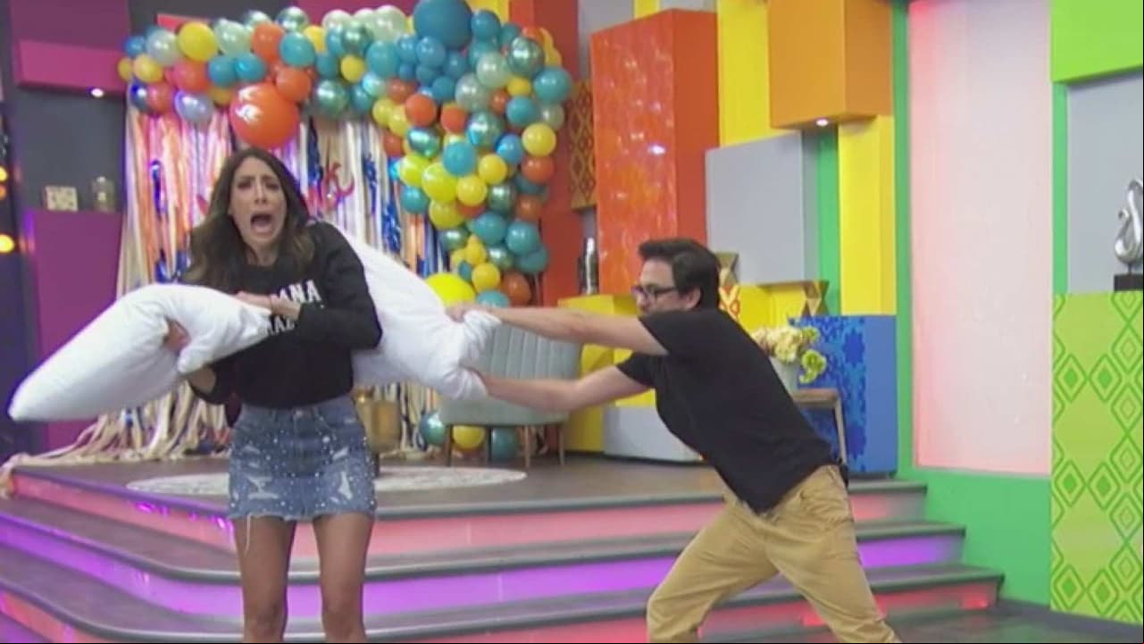 “¡A mí no!”: Se desata la guerra de almohadas en ‘Cuéntamelo ya’ y Cynthia Urías se molesta