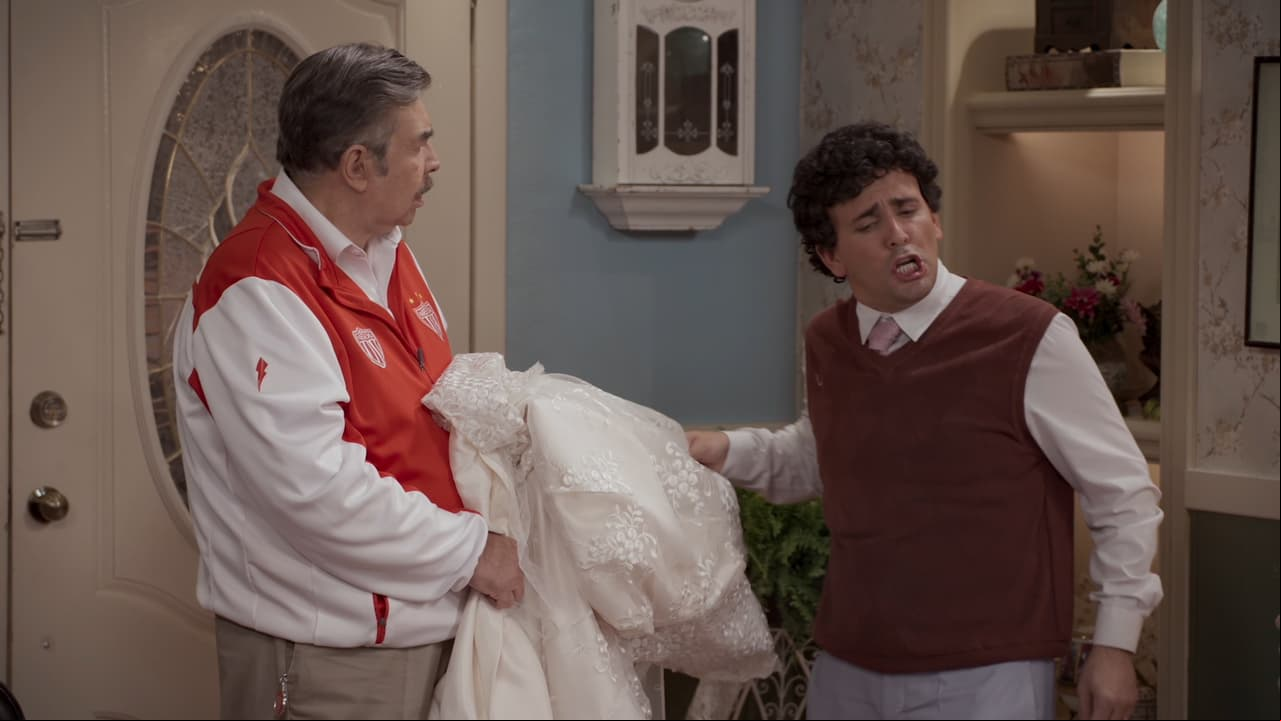 6. Plutarco y Plácido consiguen un vestido para Martina, pero hasta después se enteran que ¡era robado!