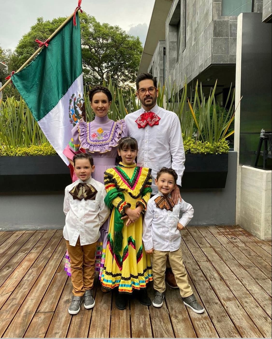 Asimismo, sus tres pequeños hijos; Regina, Federico y Diego también vistieron atuendos mexicanos.