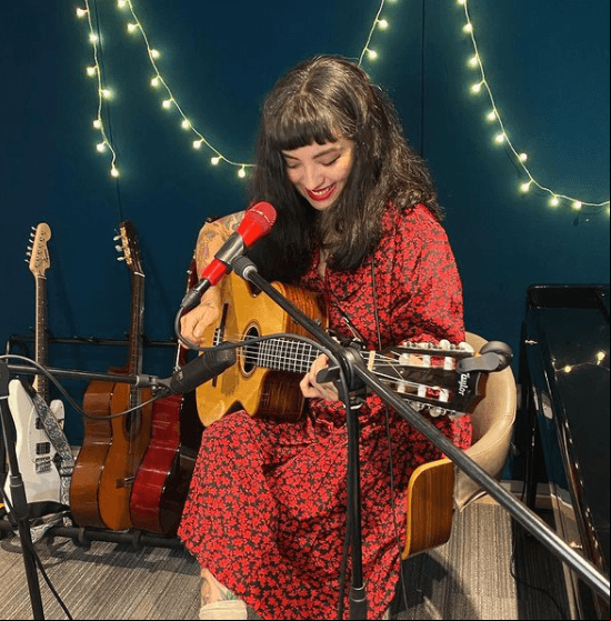 Muchos años antes que la Mon Laferte tatuada que conocemos, la chilena tuvo diferentes facetas que vale la pena recordar, como cuando tenía las cejas súper delgadas al estilo de los 90 o cuando era vocalista de una banda de metal llamada Mystica Girls.