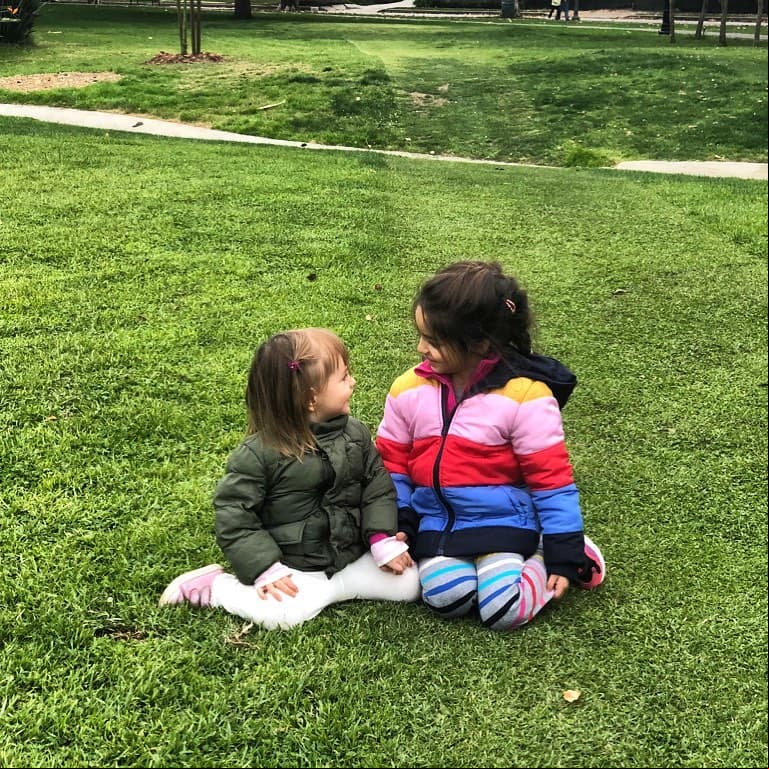 Aislinn fue la primera en mostrar una fotografía durante la cuarentena de la niña de dos años y aseguró que disfruta ver la buena relación que tiene Kailani con Aitana, la hija de su padre Eugenio Derbez. “Amo que se amen como hermanas aunque sean tía y sobrina (¿qué loco no?)”, dijo.