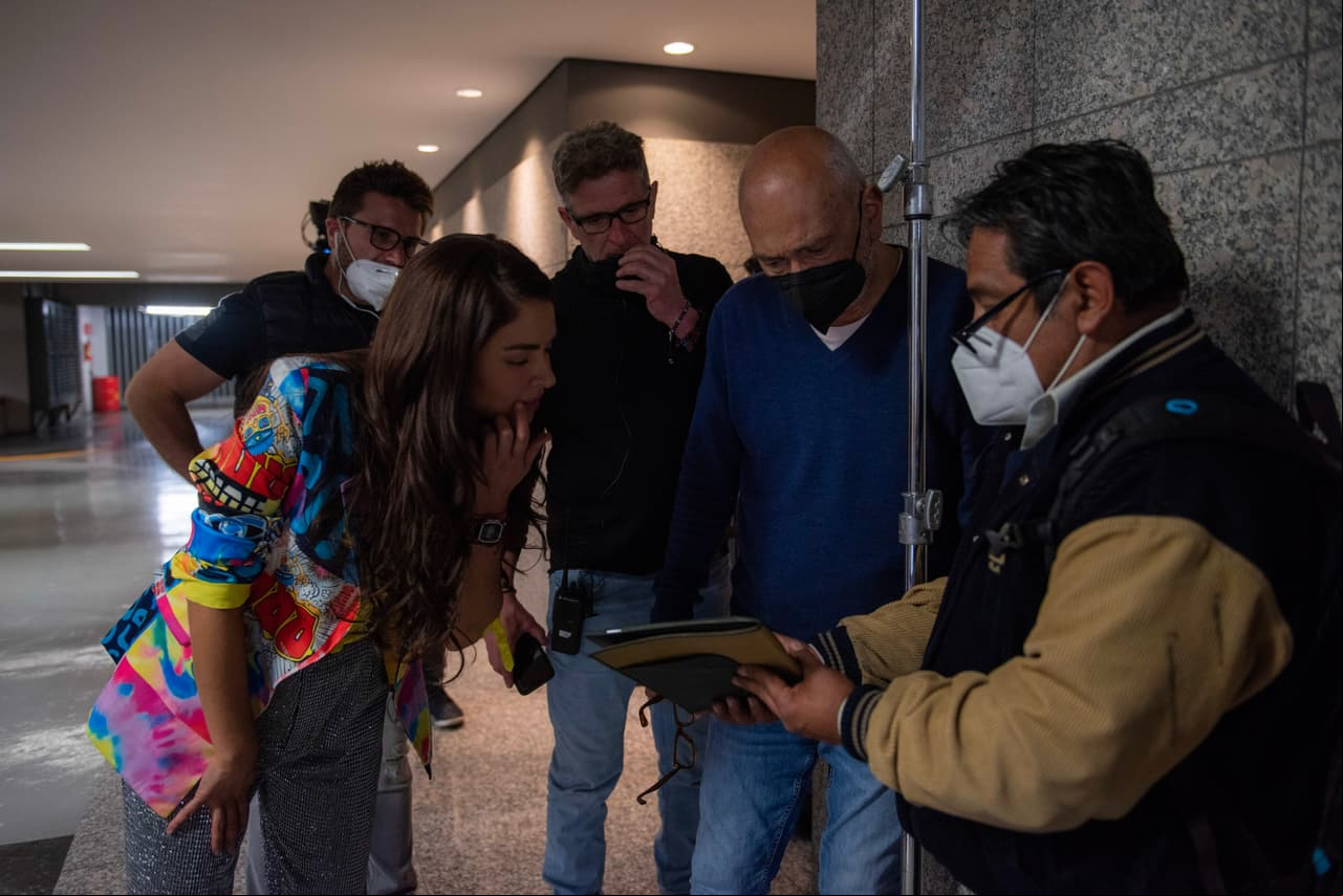 Claudia Martín es tan profesional en cada escena que, al término de realizarla, checó con el equipo de producción cómo había salido la toma. No te pierdas "Los ricos también lloran" de lunes a viernes a las 9:30 p.m con Las Estrellas.