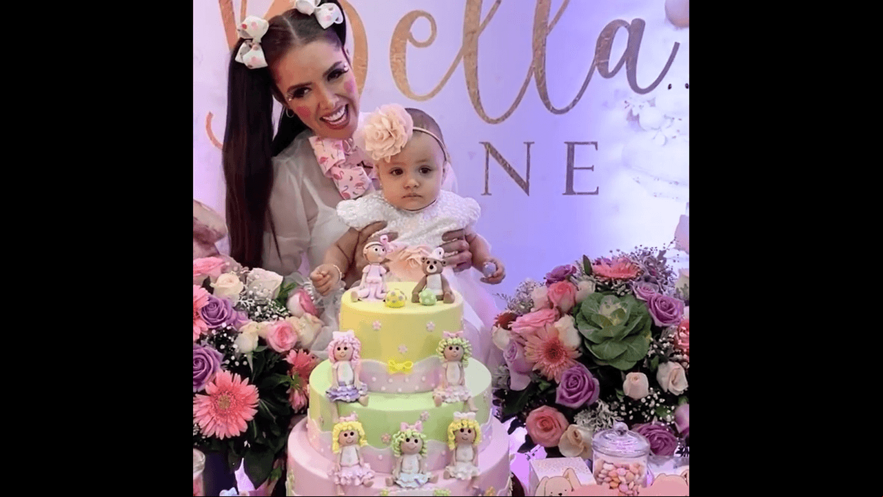 La actriz también compartió una serie de videos en los que presumió que le cantaron las tradicionales ‘Mañanitas’ a su hija Bella, quien estuvo muy sonriente en todas las fotografías que le realizaron durante el evento.