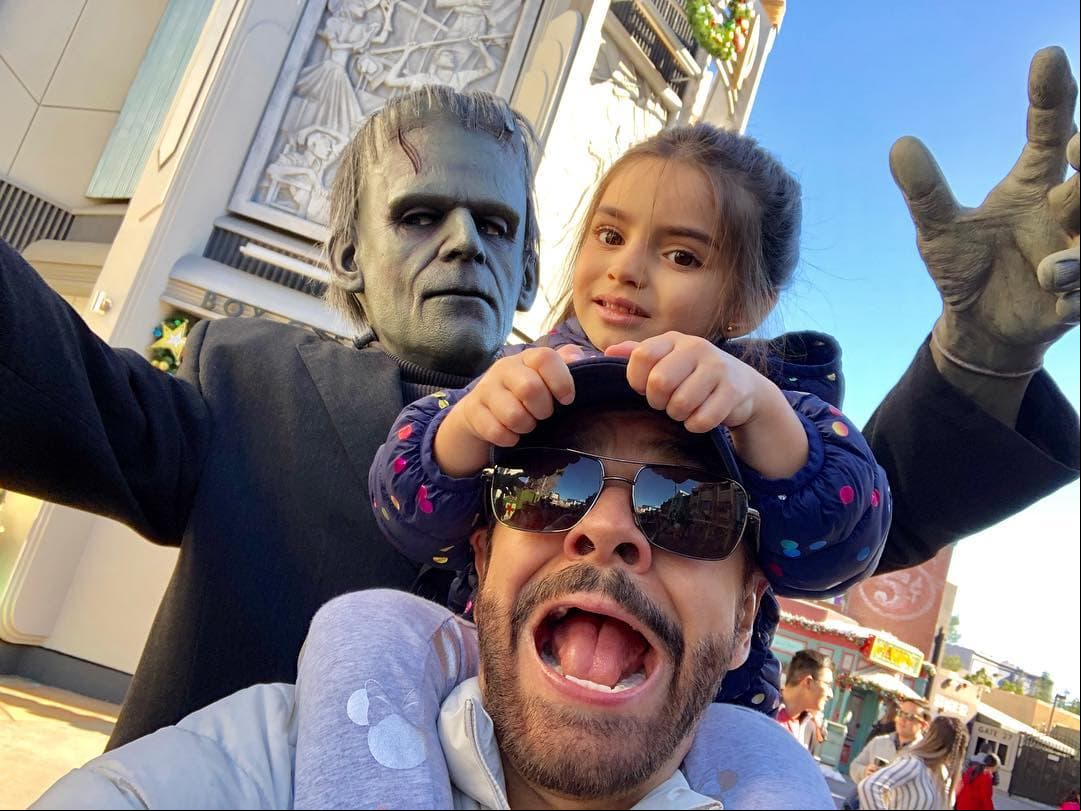 “Le encanta cantar, yo creo que sabe muy bien lo que es el medio artístico. Yo creo que ya lo trae”, señaló Eugenio Derbez ante los cuestionamientos de la prensa sobre el desenvolvimiento de su hija en eventos sociales.