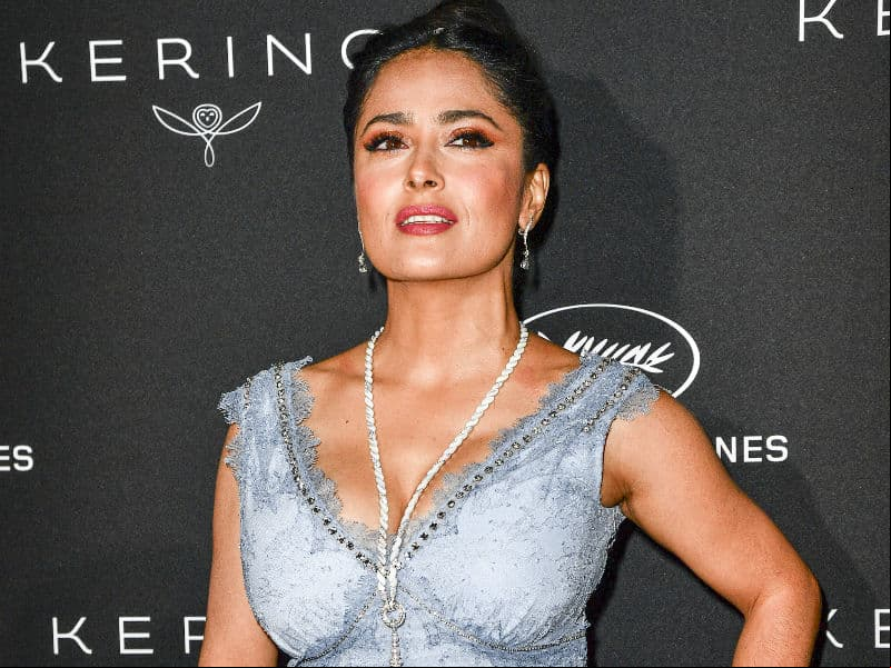 Salma Hayek se pone candente y mueve su cadera al ritmo de salsa
<br>