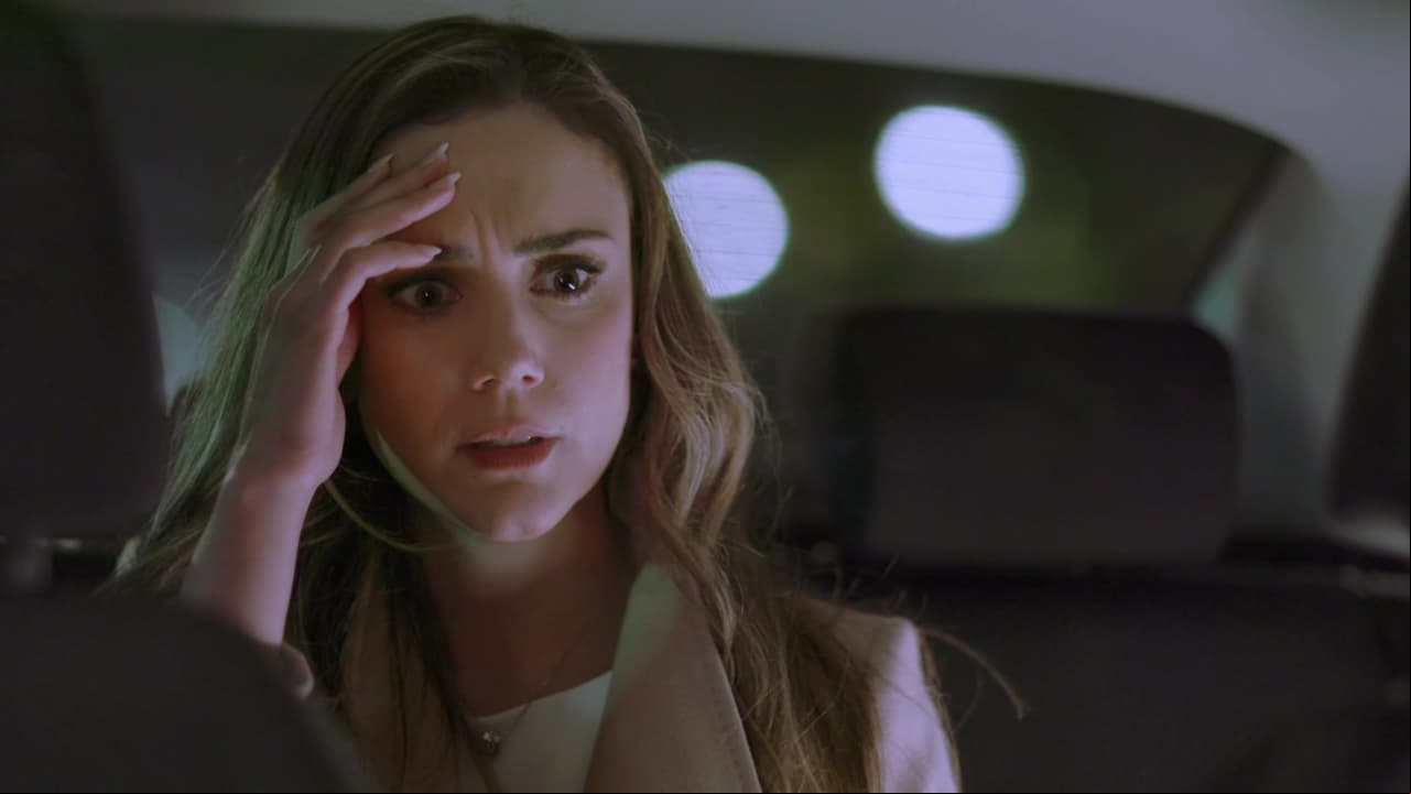 Hasta que 'Helena' escucha en la radio que el vuelo en el que iba su hermano acaba de sufrir un accidente.