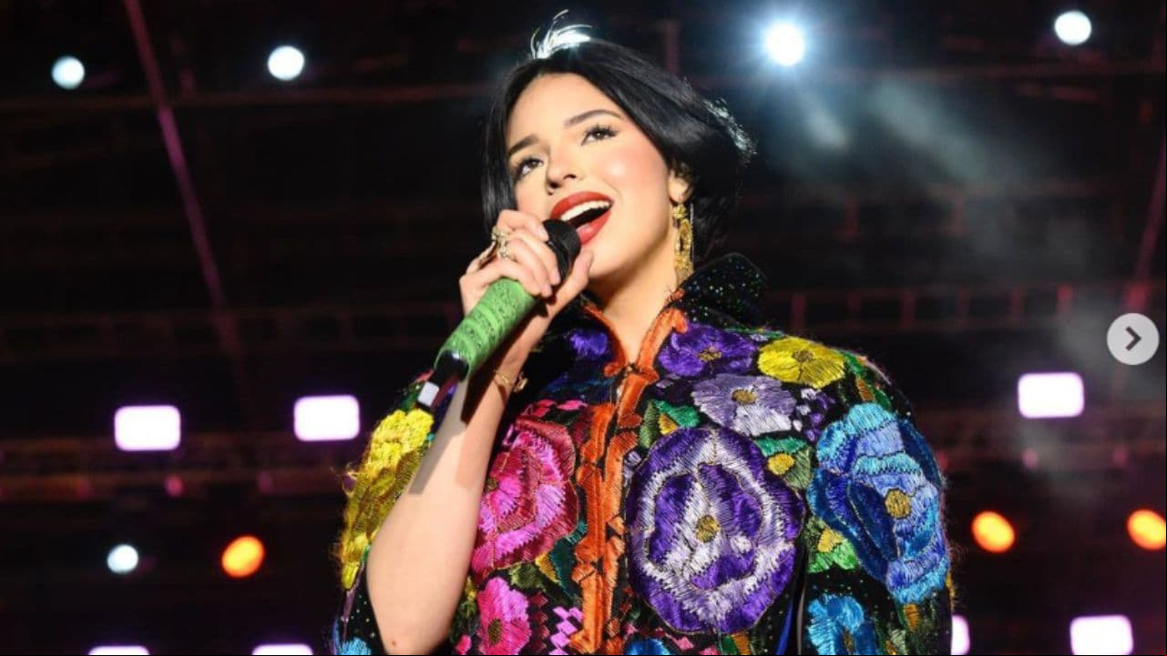 Ángela Aguilar cambia el tono de su cabello; ¡luce el color de tendencia!