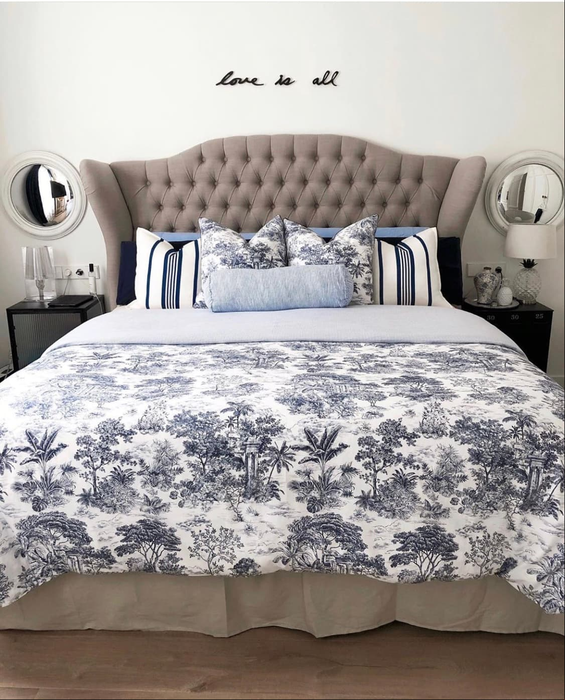 La recámara de la pareja también es un espacio que refleja su gran sensibilidad con el diseño, pues desde los burós, la cabecera y la ropa de cama cuentan con detalles.