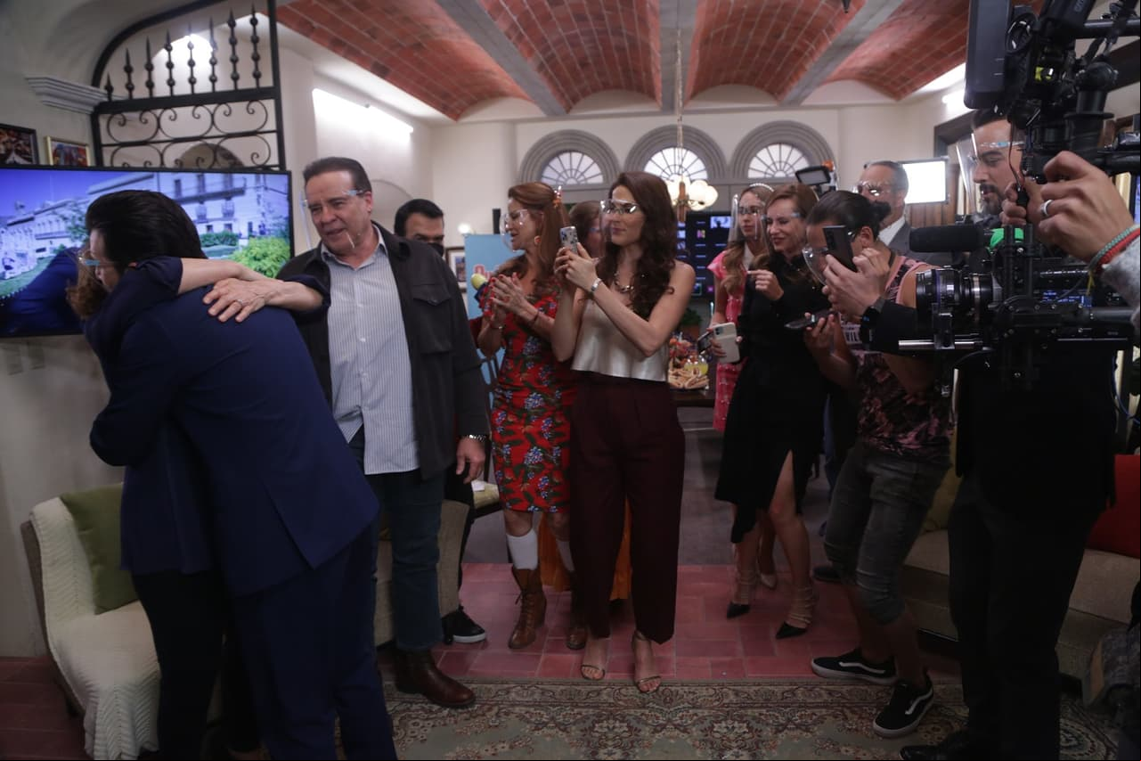 Ante la sorpresa de todo el elenco, cada integrante le dio la bienvenida a la estrella de televisión.