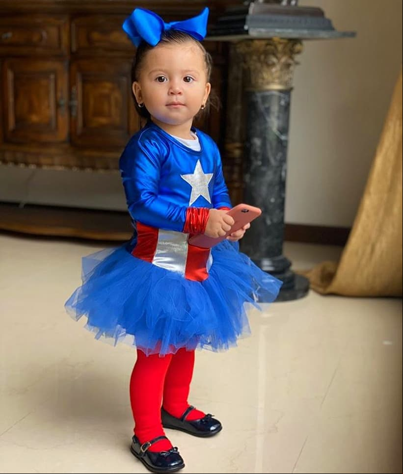 “Mi pequeña heroína”, fue el texto que eligió Edwin Luna para acompañar una imagen de su hija Gianna con un traje de ‘Capitán américa’.