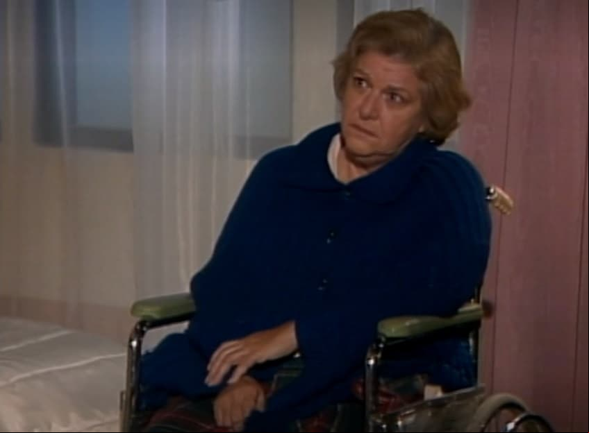 ‘Doña Esperanza Mandujano’, la madrina de ‘Leonora’ (Diana Bracho) es pieza clave en la historia, pues es de las primeras que descubre las intensiones de ‘Alejandro’ (Alejandro Camacho) de quitarle a su ahijada el niño que esperan. El personaje fue interpretado por Carmen Montejo en 1986.