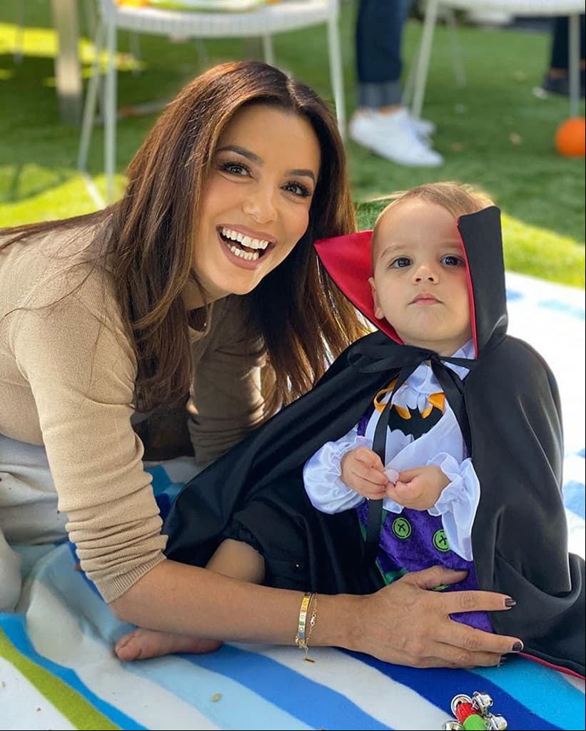 Además de vestirse como murciélago, Santiago, el hijo de Eva Longoria, también se disfrazó de vampiro.