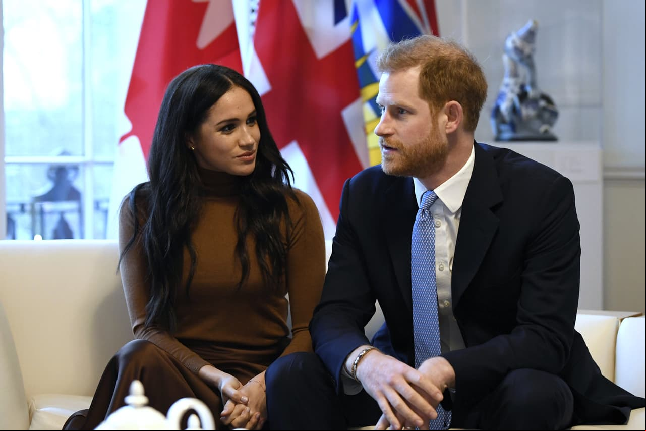 La tarde de este miércoles 8 de enero, Meghan Markle y el Príncipe Harry anunciaron que dejarán de ser ‘ principales’ de la Familia Real. A través de una publicación en su cuenta de Instagram, revelaron que tomaron esa decisión porque planean llegar a ser financieramente independientes y enfocarse completamente en el trabajo que realizan en su fundación.