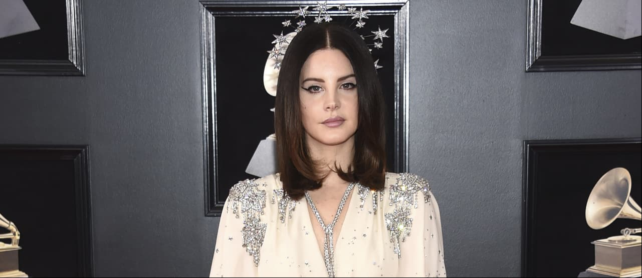 Lana del Rey canta una de sus canciones en un karaoke