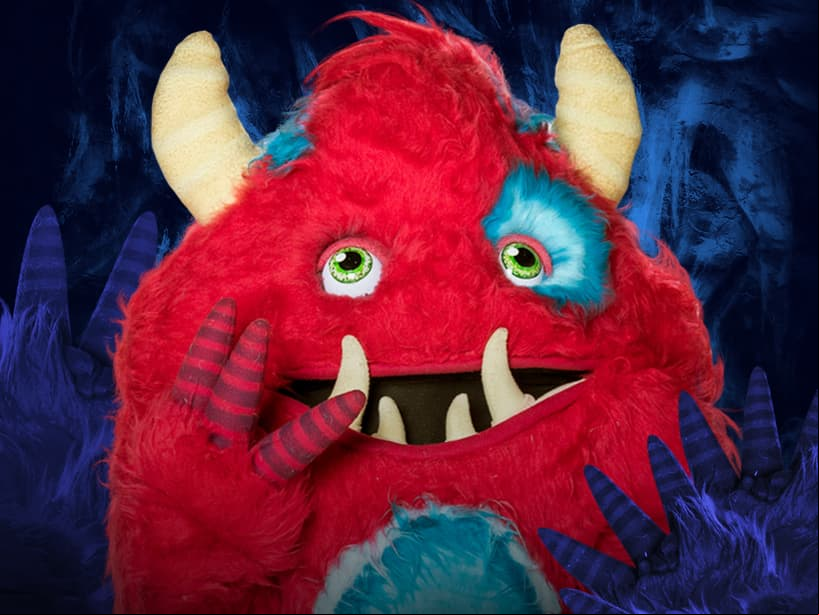 Monstruo es tierno y servicial.