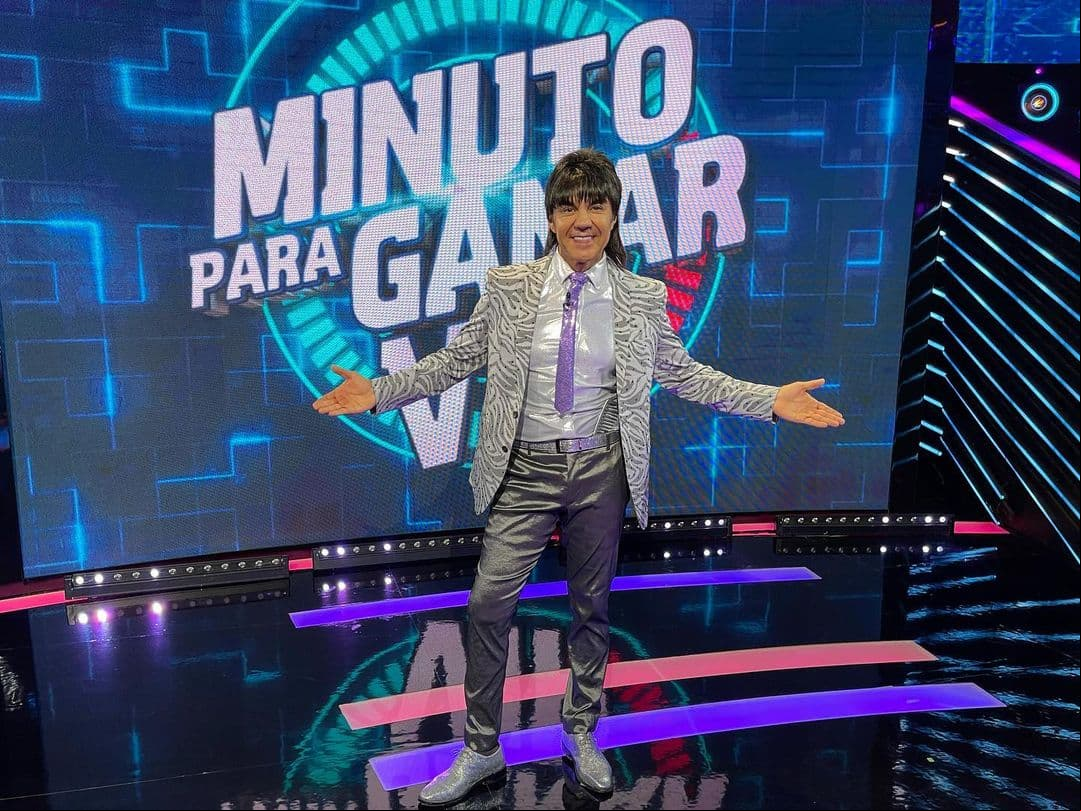Ahora, Adrián Uribe se vuelve a meter en la piel de 'El Vítor' para ser el presentador de 'Minuto Para Ganar VIP', que se estrenará el próximo 13 de junio a partir de las 9:00 de la noche, por Las Estrellas.