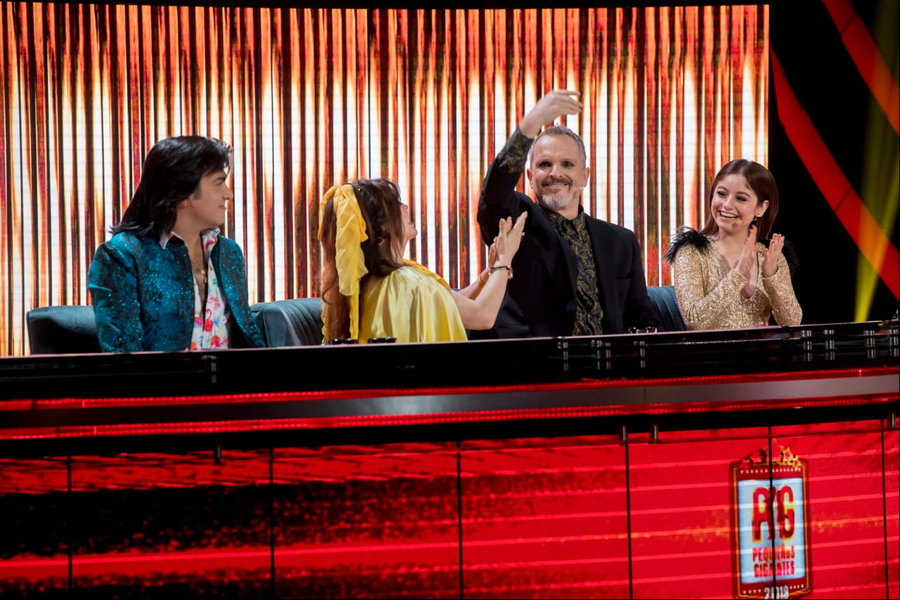 Galilea no fue la única que se vistió de oro para la gran gala, Karol Sevilla, la juez de hierro, también brilló con un diseño de Natalia Antolin.