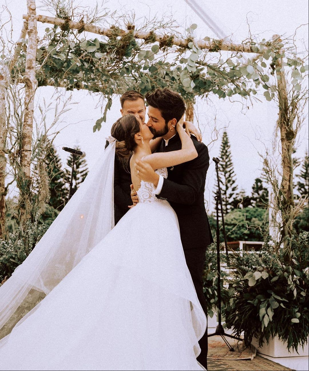Evaluna y Camilo tienen una hermosa relación de pareja, convirtiéndose en una de las relaciones más queridas por el público gracias a su autenticidad, sensibilidad y cercanía. A continuación, te contamos en imágenes esta historia de amor.