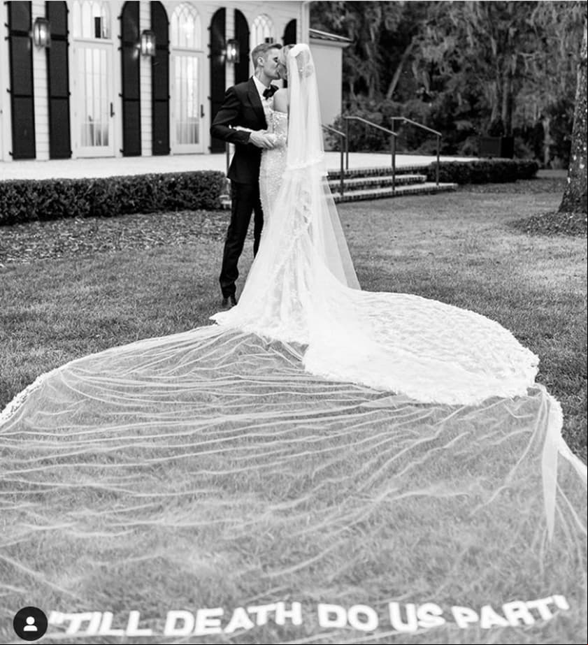 El pasado 30 de septiembre, Hailey Baldwin y Justin Bieber se casaron por la iglesia en un lujoso resort de Carolina del Sur, frente a 150 invitados. El vestido de novia fue diseñado por Virgil Abloh, además de contar con un gran velo, mientras que el cantante portó un traje negro de Celine.