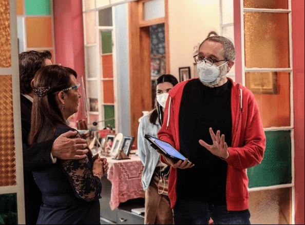 Aquí Benjamín Cann, director de escena, dando indicaciones al elenco.
