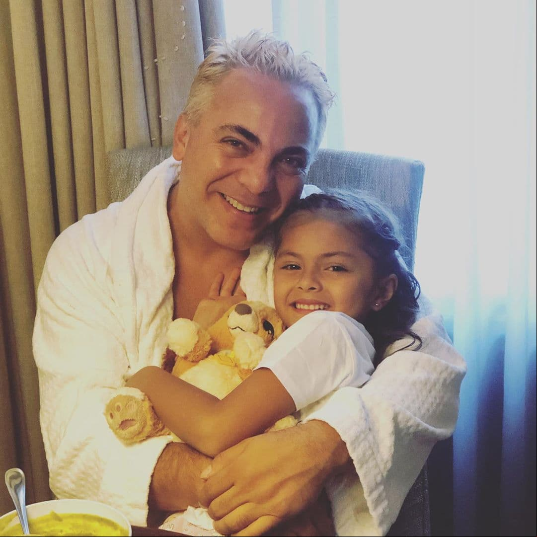 El intérprete de ‘Azul’ compartió que la niña ya está aprendiendo inglés, a escribir y entender cosas sobre matemáticas. “A su edad yo no sabía tantas cosas, yo creo que hasta que entré a segundo de primaria, tercero, ahí fue que aprendí realmente a escribir, a saber, matemáticas, a manejar conceptos y a hablar el inglés, un poquito, así que la felicito mucho porque hoy dio una demostración increíble en su examen”, añadió.
