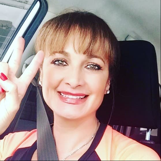 “Tuve que buscar un negocio alterno, porque sabemos que la carrera como actriz, no siempre estás segura de tener trabajo. Compré dos carros, a un chofer le robaron uno de mis carros dos veces, de ahí decidí que nunca más iba a dar mi carro a manejar a nadie”, expresó.