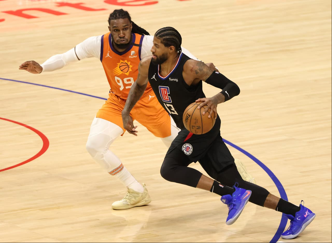 Paul George # 13 de los LA Clippers impulsa contra Jae Crowder # 99 de los Phoenix Suns durante la segunda mitad del Juego Sexto.