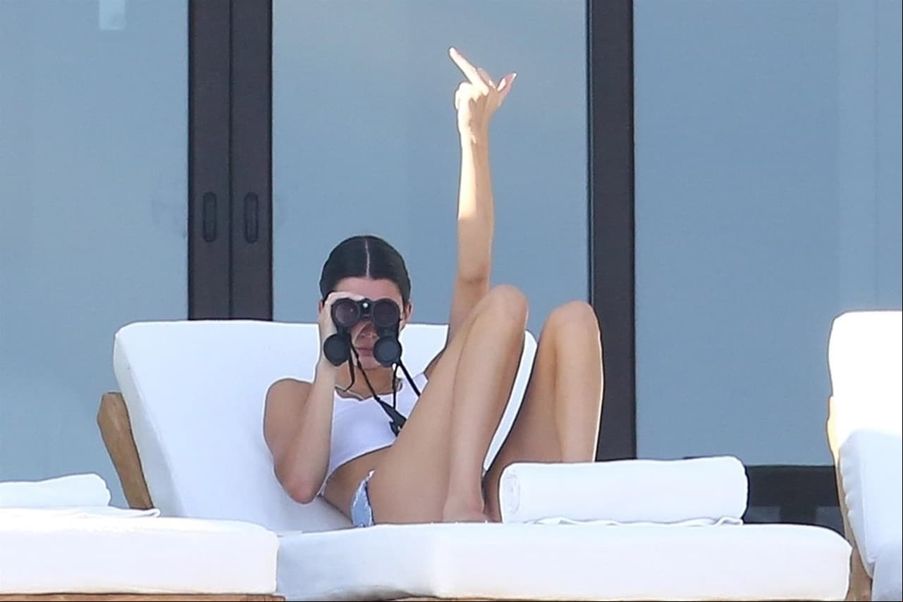 Pero se percató de la presencia de paparazzis y no dudó en saludar.
