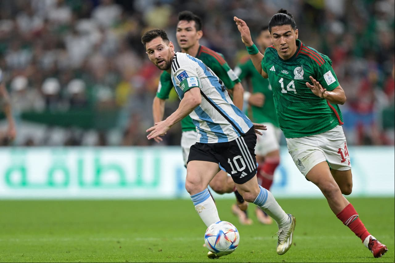 La Selección de Argentina sacó los tres puntos tres vencer a México por dos goles contra cero con las anotaciones de Messi y Fernández en el segundo tiempo con lo que se coloca en el segundo lugar del Grupo C y México cae al sótano.
