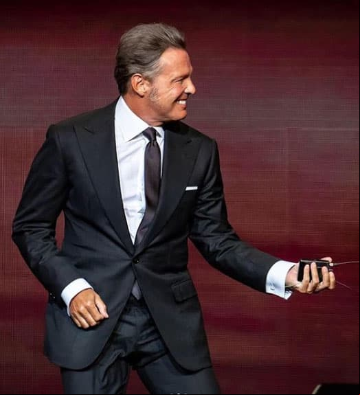Luis Miguel está nuevamente en el ojo del huracán tras aparecer una fotografía donde luce visiblemente canoso, desatando comentarios de sus seguidores, quienes afirman que, a punto de cumplir 50 años, es claro el paso de los años del cantante. Es por ello que a continuación hacemos un repaso en la vida del cantante para ver su transformación.