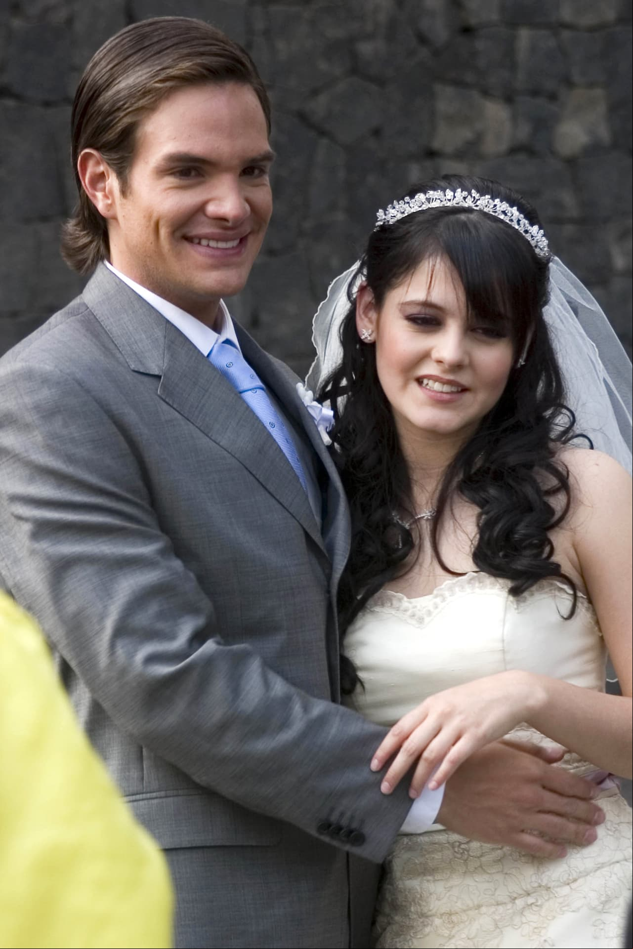 ¿Te acuerdas de Allisson Lozz? La joven, que prefirió dejar la actuación para dedicarse a su familia, también protagonizó una escena vestida de blanco junto a Andrés Zuno en el melodrama ‘Al diablo con los guapos’ en 2007.