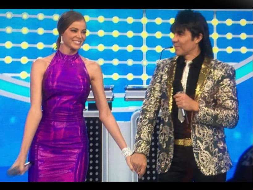 La historia de amor de Thuany Martins y Adrián Uribe comenzó en los foros de Televisa, ya que fue gracias a que la brasileña fue elegida para conducir la sexta temporada de ‘100 Mexicanos Dijeron’ (se estrenó el 2 de junio de 2019) que se conocieron.